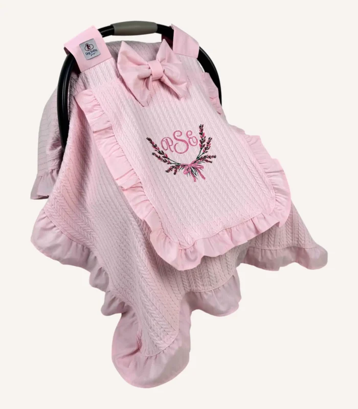 Pembe örgü pike kumaştan fırfırlı, kapaklı puset örtüsü; tül pencereli ve kişiselleştirilebilir nakış detaylı model.