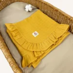 Hardal rengi tek kat müslin kumaştan üretilmiş fırfırlı bebek battaniyesi, kişiselleştirilebilir isim nakışlı model.