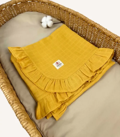 Hardal rengi tek kat müslin kumaştan üretilmiş fırfırlı bebek battaniyesi, kişiselleştirilebilir isim nakışlı model.