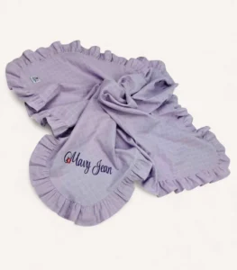 Lila renk tek kat müslin kumaştan üretilmiş fırfırlı bebek battaniyesi, kişiselleştirilebilir isim nakışlı model.