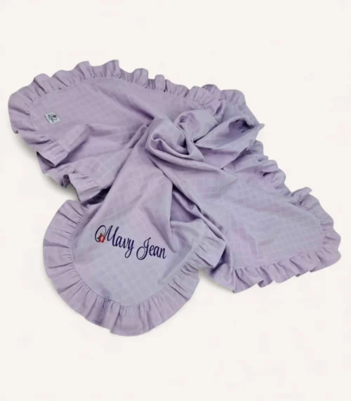 Lila renk tek kat müslin kumaştan üretilmiş fırfırlı bebek battaniyesi, kişiselleştirilebilir isim nakışlı model.