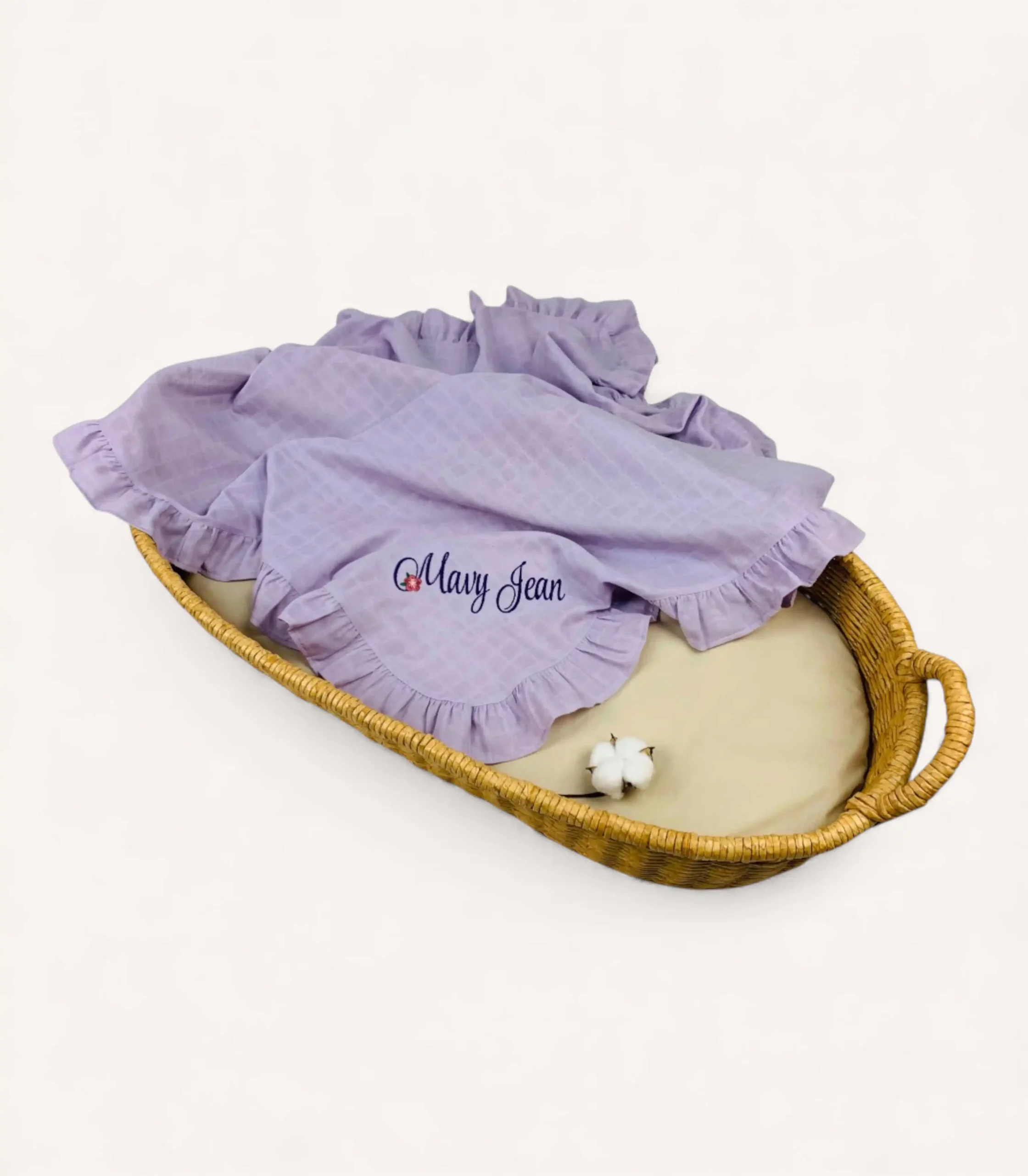 lila-firfirli-muslin-battaniye Lila renk tek kat müslin kumaştan üretilmiş fırfırlı bebek battaniyesi, kişiselleştirilebilir isim nakışlı model.