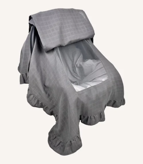 Antrasit tek kat müslin kumaştan fırfırlı, kapaklı puset örtüsü; tül pencereli ve kişiselleştirilebilir nakış detaylı model.