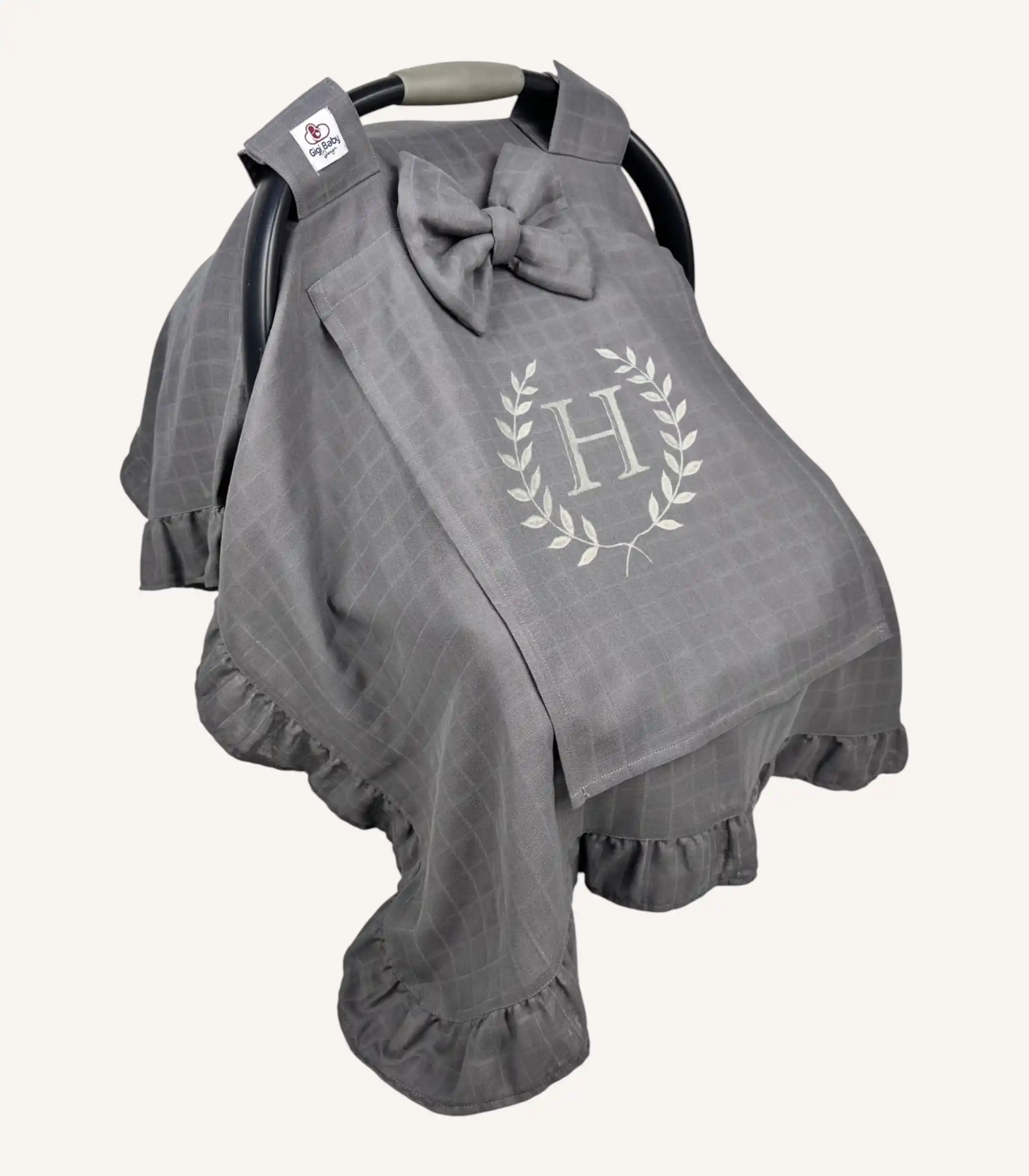 antrasit-tek-kat-muslin-firfirli-puset-ortusu Antrasit tek kat müslin kumaştan fırfırlı, kapaklı puset örtüsü; tül pencereli ve kişiselleştirilebilir nakış detaylı model.