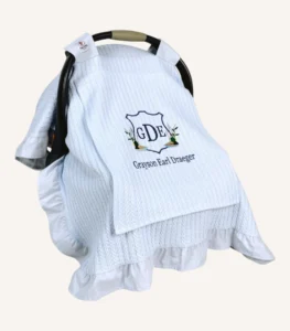 Bebek mavisi örgü pike kumaştan, kenarları fırfırlı, kapak kısmı düz, kişiselleştirilebilir puset örtüsü.