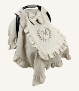 Bej tek kat müslin kumaştan, kapaklı ve kapak kenarları fırfırlı, tül pencereli, kişiselleştirilebilir puset örtüsü.