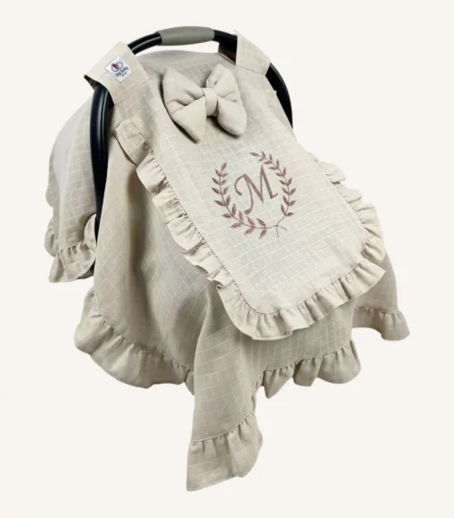 Bej tek kat müslin kumaştan, kapaklı ve kapak kenarları fırfırlı, tül pencereli, kişiselleştirilebilir puset örtüsü.