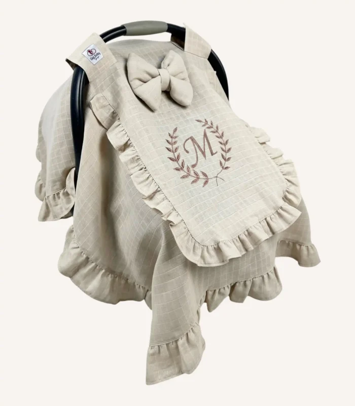 Bej tek kat müslin kumaştan, kapaklı ve kapak kenarları fırfırlı, tül pencereli, kişiselleştirilebilir puset örtüsü.