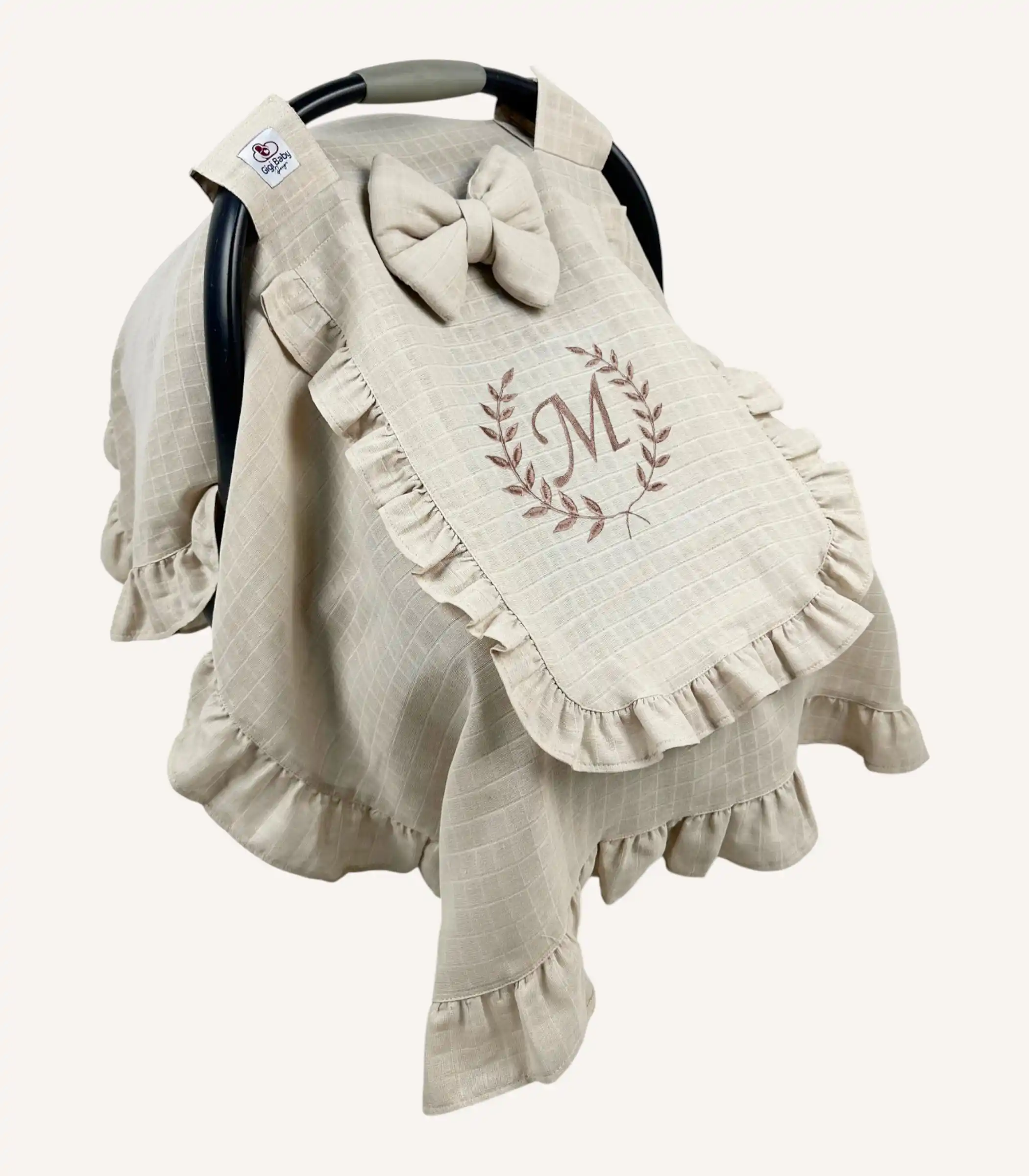 bej-muslin-firfirli-kapakli-puset-ortusu Bej tek kat müslin kumaştan, kapaklı ve kapak kenarları fırfırlı, tül pencereli, kişiselleştirilebilir puset örtüsü.