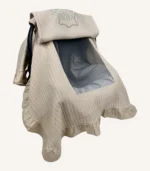 Bej örgü pike kumaştan, kenarları fırfırlı, kapak kısmı düz, kişiselleştirilebilir puset örtüsü.