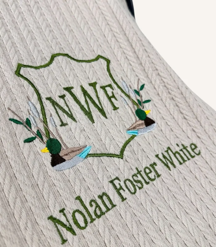 Bej örgü pike kumaştan, kenarları fırfırlı, kapak kısmı düz, kişiselleştirilebilir puset örtüsü.