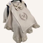 Bej örgü pike kumaştan, kenarları fırfırlı, kapak kısmı düz, kişiselleştirilebilir puset örtüsü.