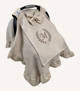 Bej örgü pike kumaştan, kenarları fırfırlı, kapak kısmı düz, kişiselleştirilebilir puset örtüsü.