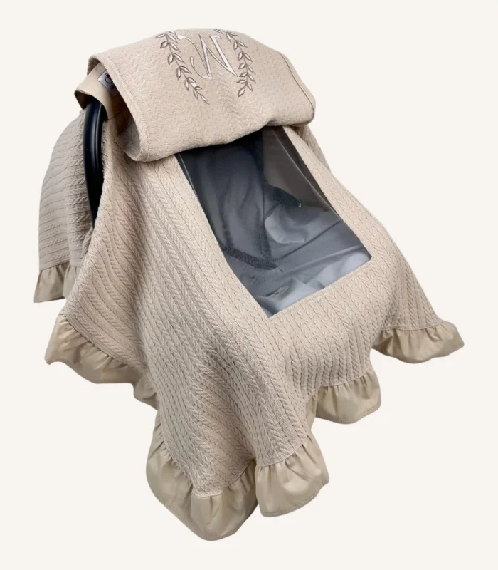 Bej örgü pike kumaştan, kenarları fırfırlı, kapak kısmı düz, kişiselleştirilebilir puset örtüsü.