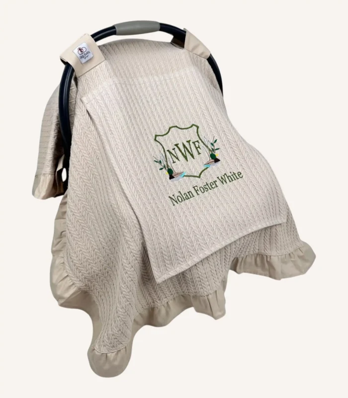 Bej örgü pike kumaştan, kenarları fırfırlı, kapak kısmı düz, kişiselleştirilebilir puset örtüsü.