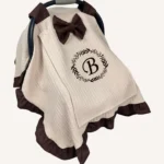 Bej örgü pike kumaşlı, kahverengi fırfırlı, kapak kısmı düz, kişiselleştirilebilir puset örtüsü.