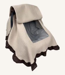Bej örgü pike kumaşlı, kahverengi fırfırlı, kapak kısmı düz, kişiselleştirilebilir puset örtüsü.