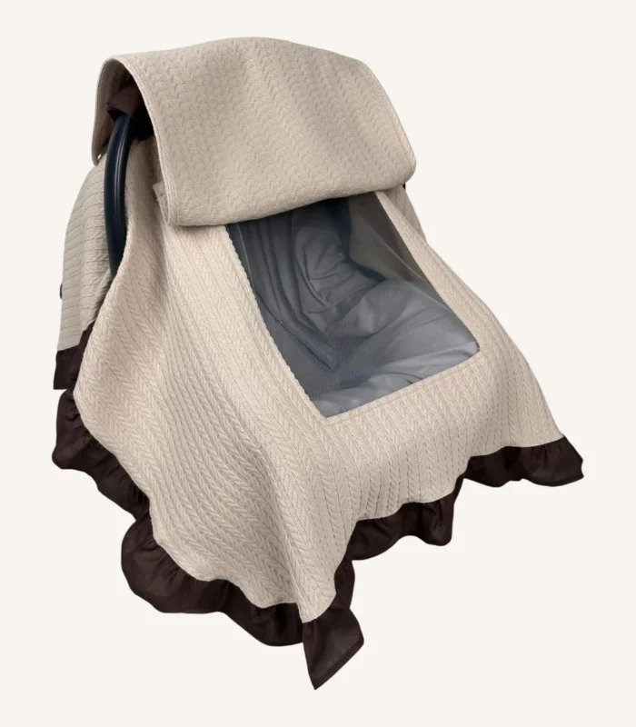 Bej örgü pike kumaşlı, kahverengi fırfırlı, kapak kısmı düz, kişiselleştirilebilir puset örtüsü.
