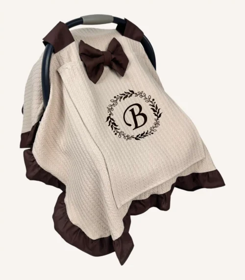 Bej örgü pike kumaşlı, kahverengi fırfırlı, kapak kısmı düz, kişiselleştirilebilir puset örtüsü.