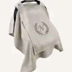 Bej tek kat müslin kumaştan, fırfırsız, kapaklı ve tül pencereli, kişiselleştirilebilir puset örtüsü.