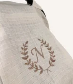 Bej tek kat müslin kumaştan, fırfırsız, kapaklı ve tül pencereli, kişiselleştirilebilir puset örtüsü.