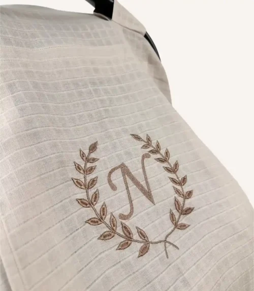 Bej tek kat müslin kumaştan, fırfırsız, kapaklı ve tül pencereli, kişiselleştirilebilir puset örtüsü.