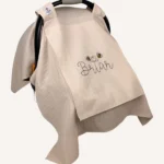 Bej tek kat müslin kumaştan, fırfırsız, kapaklı ve tül pencereli, kişiselleştirilebilir puset örtüsü.