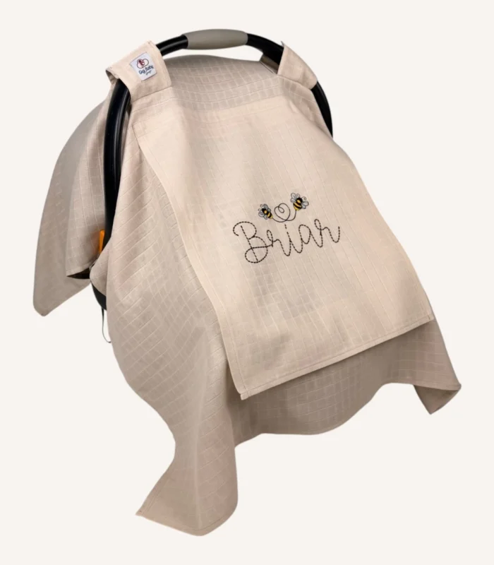 Bej tek kat müslin kumaştan, fırfırsız, kapaklı ve tül pencereli, kişiselleştirilebilir puset örtüsü.