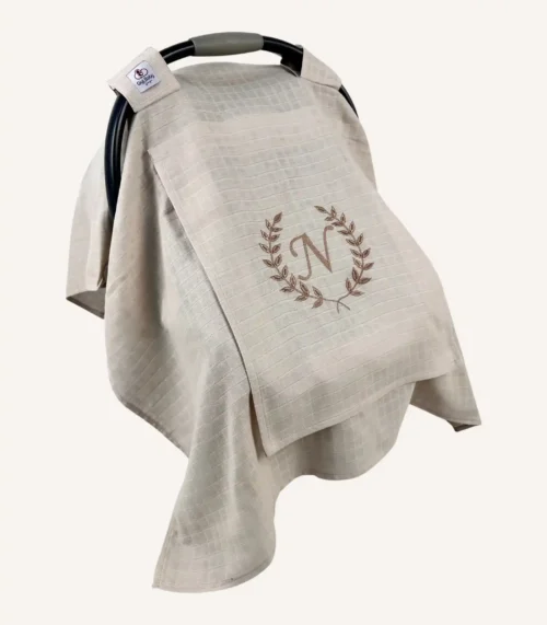 Bej tek kat müslin kumaştan, fırfırsız, kapaklı ve tül pencereli, kişiselleştirilebilir puset örtüsü.