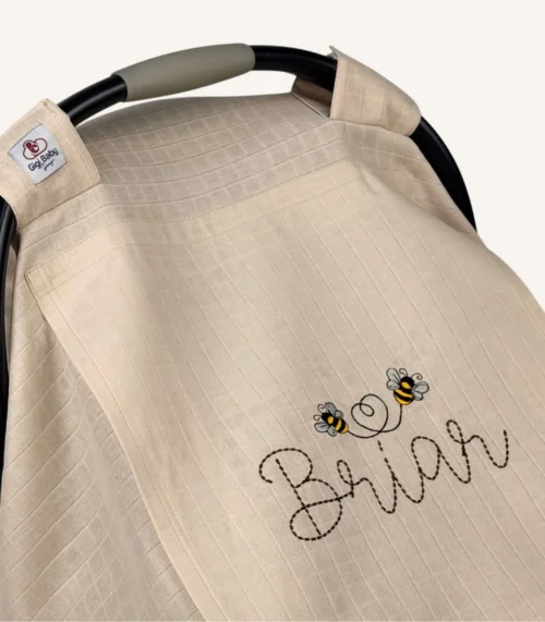 Bej tek kat müslin kumaştan, fırfırsız, kapaklı ve tül pencereli, kişiselleştirilebilir puset örtüsü.