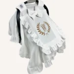 Beyaz tek kat müslin kumaştan, kapaklı ve kapak kenarları fırfırlı, tül pencereli, kişiselleştirilebilir puset örtüsü.