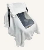 Beyaz tek kat müslin kumaştan, kapaklı ve kapak kenarları fırfırlı, tül pencereli, kişiselleştirilebilir puset örtüsü.