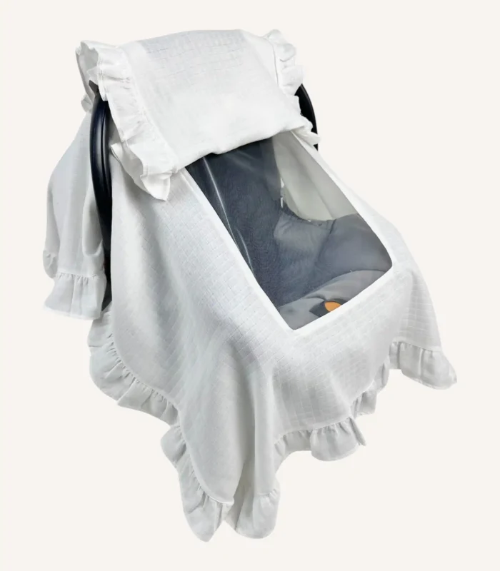 Beyaz tek kat müslin kumaştan, kapaklı ve kapak kenarları fırfırlı, tül pencereli, kişiselleştirilebilir puset örtüsü.