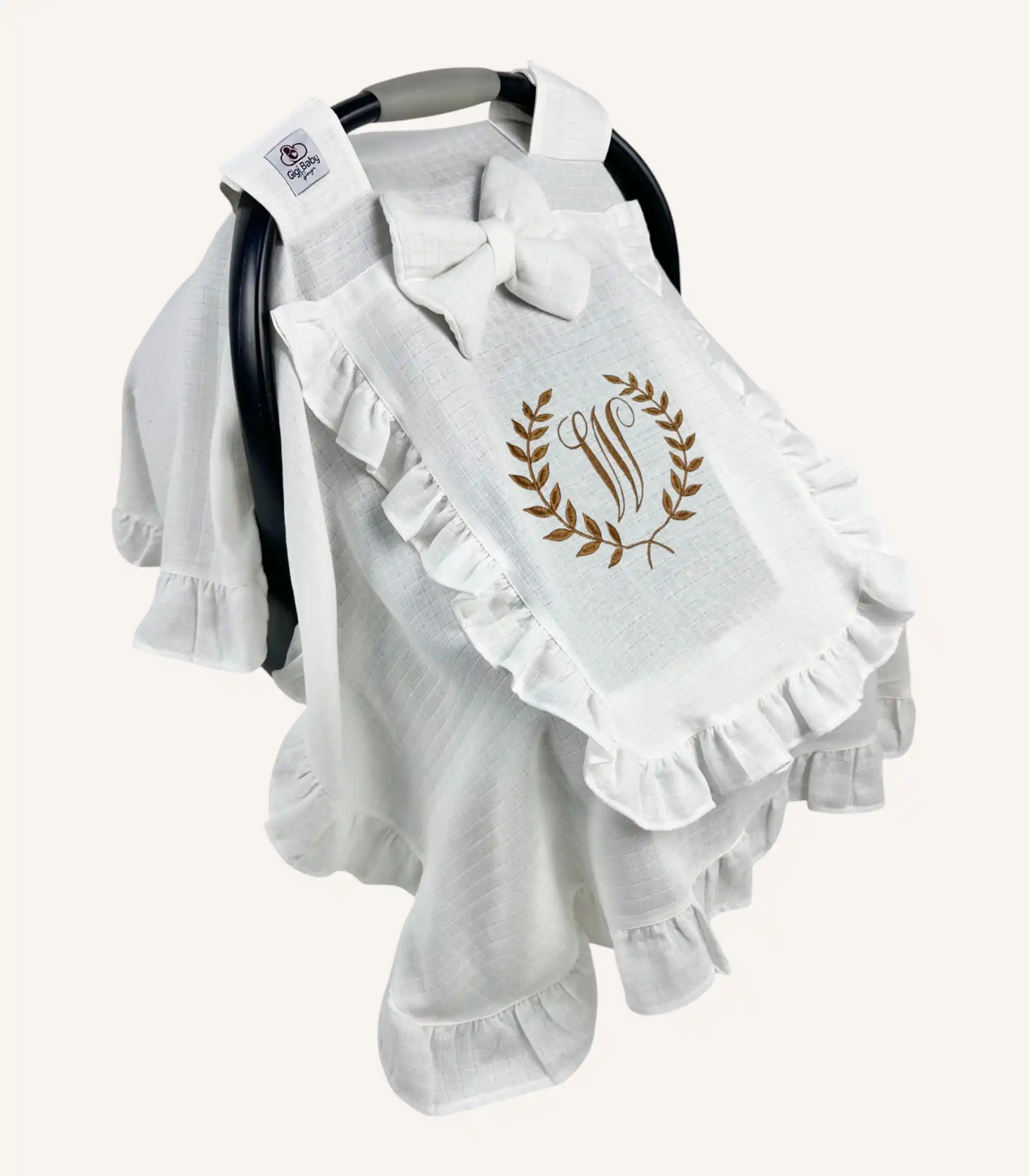 beyaz-muslin-firfirli-kapakli-puset-ortusu Beyaz tek kat müslin kumaştan, kapaklı ve kapak kenarları fırfırlı, tül pencereli, kişiselleştirilebilir puset örtüsü.