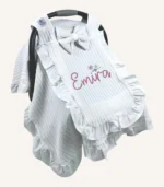 Beyaz örgü pike kumaştan fırfırlı, kapaklı puset örtüsü; tül pencereli ve kişiselleştirilebilir nakış detaylı model.