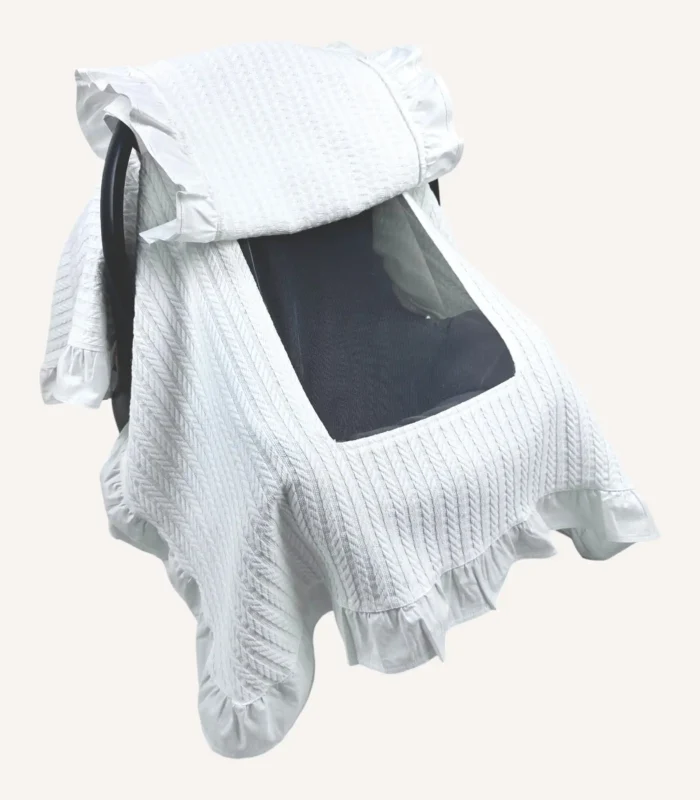 Beyaz örgü pike kumaştan fırfırlı, kapaklı puset örtüsü; tül pencereli ve kişiselleştirilebilir nakış detaylı model.