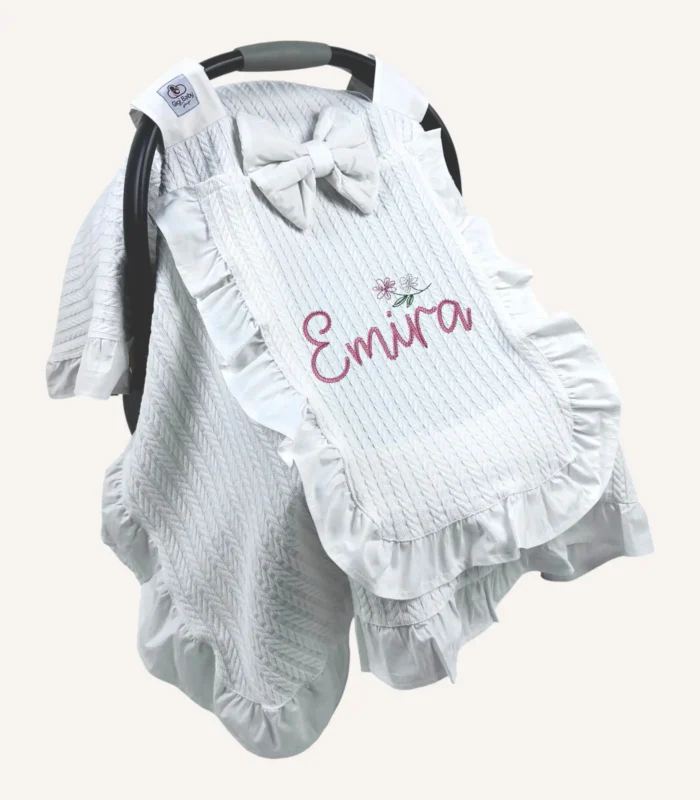 Beyaz örgü pike kumaştan fırfırlı, kapaklı puset örtüsü; tül pencereli ve kişiselleştirilebilir nakış detaylı model.