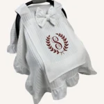 Beyaz örgü pike kumaşlı, kenarları fırfırlı, kapak kısmı düz, kişiselleştirilebilir puset örtüsü.