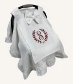 Beyaz örgü pike kumaşlı, kenarları fırfırlı, kapak kısmı düz, kişiselleştirilebilir puset örtüsü.