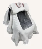 Beyaz örgü pike kumaşlı, kenarları fırfırlı, kapak kısmı düz, kişiselleştirilebilir puset örtüsü.