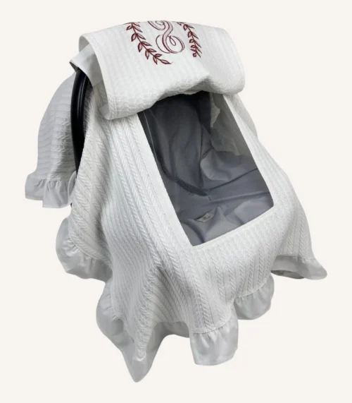 Beyaz örgü pike kumaşlı, kenarları fırfırlı, kapak kısmı düz, kişiselleştirilebilir puset örtüsü.