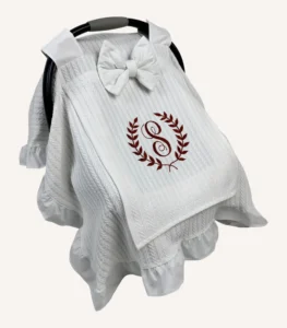 Beyaz örgü pike kumaşlı, kenarları fırfırlı, kapak kısmı düz, kişiselleştirilebilir puset örtüsü.