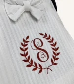 Beyaz örgü pike kumaşlı, kenarları fırfırlı, kapak kısmı düz, kişiselleştirilebilir puset örtüsü.