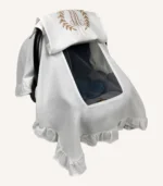 Beyaz tek kat müslin kumaştan fırfırlı, kapaklı puset örtüsü; tül pencereli ve kişiselleştirilebilir nakış detaylı model.