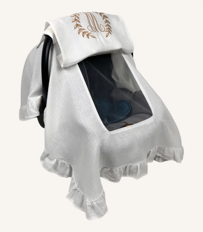 Beyaz tek kat müslin kumaştan fırfırlı, kapaklı puset örtüsü; tül pencereli ve kişiselleştirilebilir nakış detaylı model.