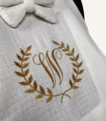 Beyaz tek kat müslin kumaştan fırfırlı, kapaklı puset örtüsü; tül pencereli ve kişiselleştirilebilir nakış detaylı model.