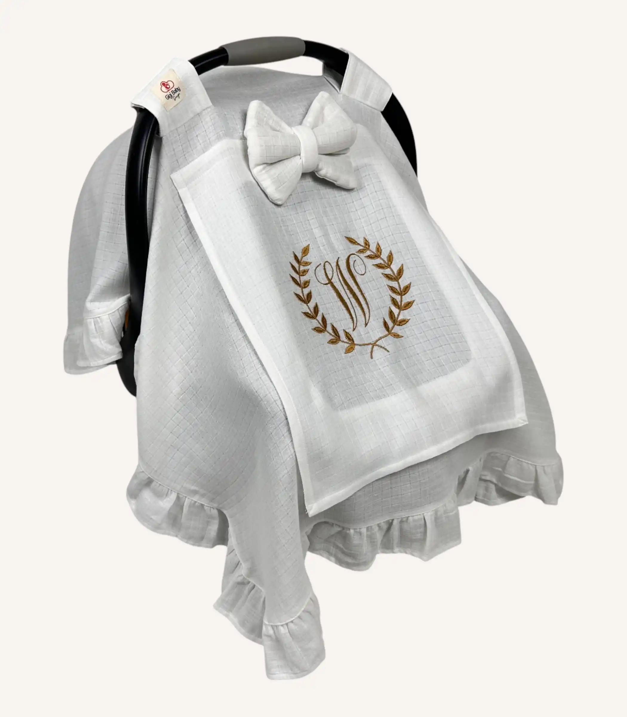 beyaz-tek-kat-muslin-firfirli-puset-ortusu Beyaz tek kat müslin kumaştan fırfırlı, kapaklı puset örtüsü; tül pencereli ve kişiselleştirilebilir nakış detaylı model.