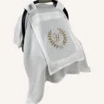 Beyaz tek kat müslin kumaştan, fırfırsız, kapaklı ve tül pencereli, kişiselleştirilebilir puset örtüsü.