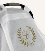 Beyaz tek kat müslin kumaştan, fırfırsız, kapaklı ve tül pencereli, kişiselleştirilebilir puset örtüsü.