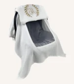 Beyaz tek kat müslin kumaştan, fırfırsız, kapaklı ve tül pencereli, kişiselleştirilebilir puset örtüsü.